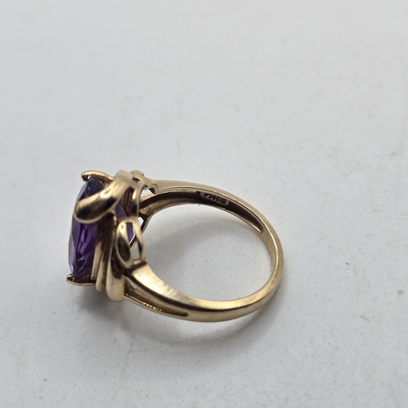 7.5 14k Gold and Purple Amethist Ring - Picture 2 of 8